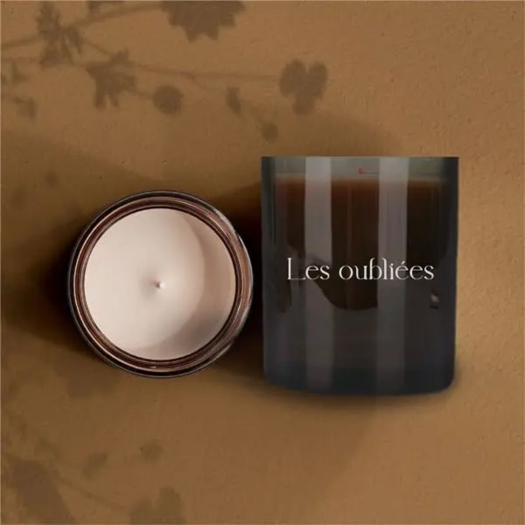 Vela aromática Les Oubliées de Volonté Bougie en vaso oscuro, elaborada con cera de abeja y mecha de algodón.